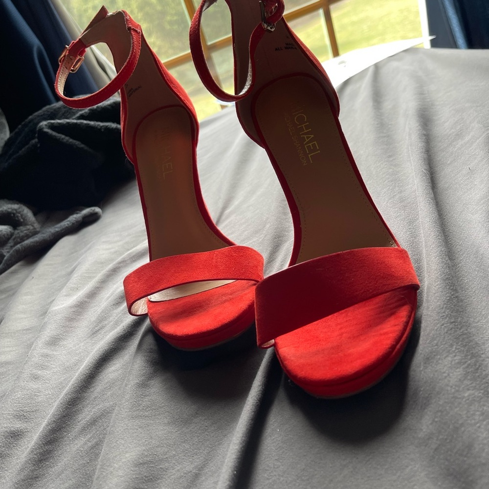 Red high heels - Picture 4 of 5